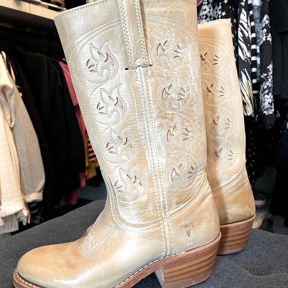 Women’s Frye Western Boots size 7. Mint condition & authentic